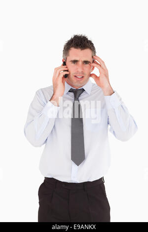 Portrait of a sad man making a phone call Banque D'Images