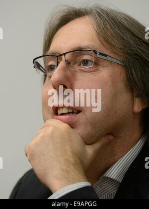 Prague, République tchèque. 23 Oct, 2014. La République tchèque va intensifier sa lutte contre les drogues illégales et légales, telles que l'alcool et le tabac, ainsi que le jeu, selon le projet de nouvelle stratégie nationale de lutte contre les substances addictives que coordonnateur national de lutte contre la drogue Jindrich Voboril a présenté aujourd'hui, le jeudi, 23 octobre 2014 à Prague, République tchèque. (Photo/CTK Michal Kamaryt) Credit : CTK/Alamy Live News Banque D'Images