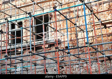 Échafaudages dans un bâtiment en brique à la rénovation de façade Banque D'Images