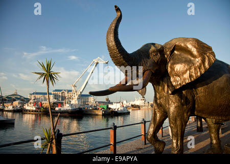 Lifesize éléphant statue, Victoria & Alfred Waterfront, Cape Town, Western Cape, Afrique du Sud Banque D'Images