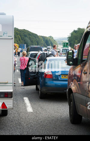 À l'arrêt du trafic / pas de mouvement en raison d'incident. Les pilotes en attente / passagers ont quitté autos et véhicules de se demander sur la route Banque D'Images