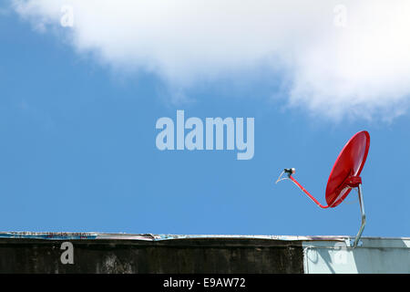 Rouge isolé sur satellite sunny blue sky Banque D'Images