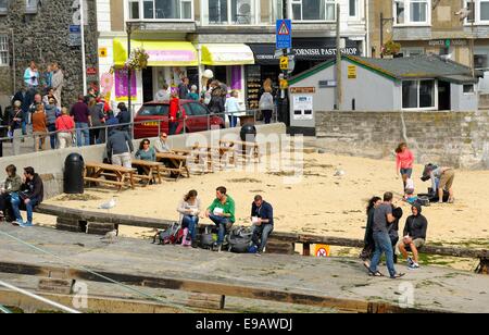 Les gens à St Ives Cornwall England uk Banque D'Images