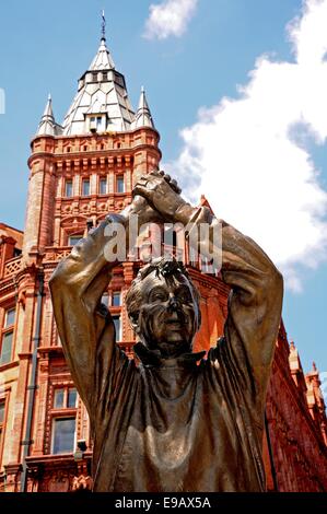 Statue de Brian Clough en dehors de l'ancien bâtiment prudentielle, King Street, Nottingham, Nottinghamshire, Angleterre, Royaume-Uni, Europe. Banque D'Images
