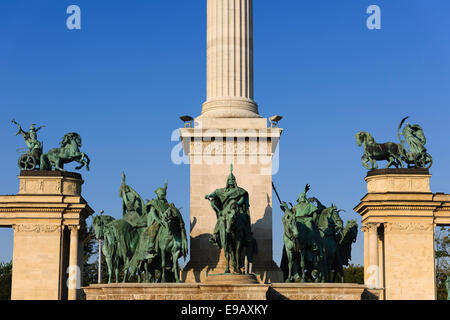 Monument du millénaire avec statue équestre du prince Árpád, Place des Héros, Budapest, Hongrie Banque D'Images