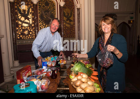 Royaume-uni, Angleterre, dans le Wiltshire, baignoire, Broad Street, St Michael's sans église, fête des récoltes des marchandises sur l'autel Banque D'Images