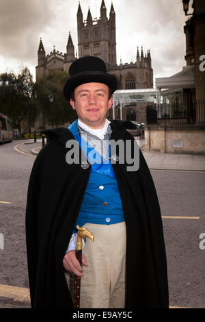 Royaume-uni, Angleterre, dans le Wiltshire, baignoire, abbaye, ville guide en costume d'époque Régence Banque D'Images