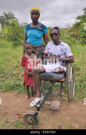 Amputee avec sa femme et son enfant, Motema, Camp de Koidu, Koidu-Sefadu, district de Kono, Province de l'Est, la Sierra Leone Banque D'Images