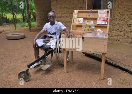 Amputee assis dans pour son magasin mobile, Motema, Camp de Koidu, Koidu-Sefadu, district de Kono, Province de l'Est, la Sierra Leone Banque D'Images