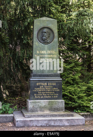 Tombe de Carl Zeiss, portrait de secours et d'inscription, obélisque noir, conçu par Otto Späte, cimetière historique Johannisfriedhof Banque D'Images