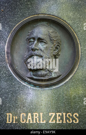 Tombe de Carl Zeiss, portrait de secours et d'inscription, conçu par Otto Späte, cimetière, Iéna historique Johannisfriedhof Banque D'Images