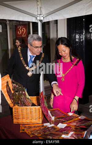 Royaume-uni, Angleterre, dans le Wiltshire, baignoire, Green Street, Maire de baignoire à grande baignoire fête événement festival alimentaire Banque D'Images
