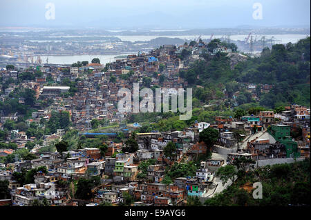 Les bidonvilles, favelas, sur les pentes des montagnes, Rio de Janeiro, Brésil Banque D'Images