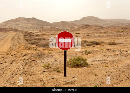 'Pas d'entrée' signe de la circulation dans un paysage désertique, Richtersveld, province de Northern Cape, Afrique du Sud Banque D'Images