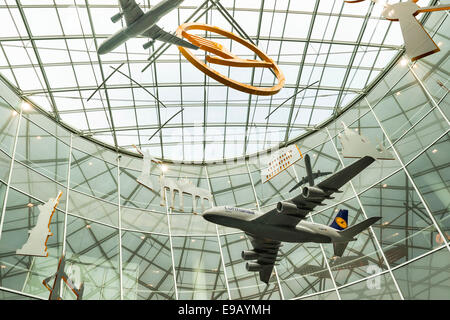 Modèles d'aéronefs et le logo Lufthansa suspendus dans l'aire de réception des ​​Frankfurt Aéroport, Frankfurt am Main, Hesse Banque D'Images