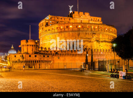 Castel Sant'Angelo, mausolée de l'empereur Hadrien, 76-138 AD, la nuit, Rome, Latium, Italie Banque D'Images