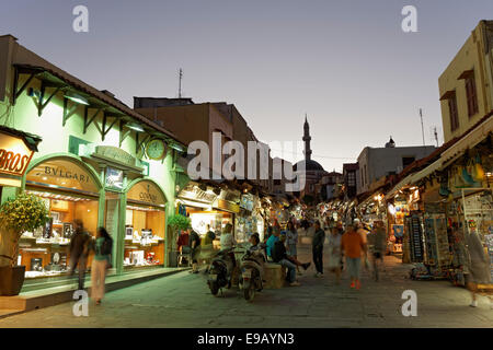 Route ou Odos Sokrates Socrates avec bijouteries et magasins de souvenirs, au crépuscule, centre-ville historique, Rhodes Banque D'Images