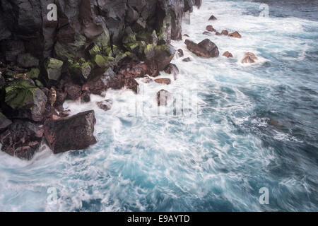 Des vagues d'une mer agitée sur la côte rocheuse du Cap Méchant, Sud Sauvage, Sud sauvage, Réunion Banque D'Images