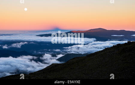 Lever et coucher du soleil sur le volcan Piton de la Fournaise, Réunion Banque D'Images