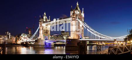 Vue depuis la jetée de St Katherine sur Tower Bridge à City Hall, Londres, Angleterre, Royaume-Uni Banque D'Images