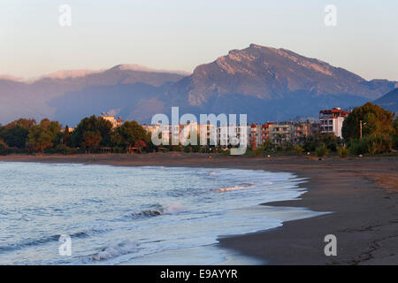 Tôt le matin sur la plage avec Iskele district, Anamur, Province de Mersin, Riviera turque, Turquie Banque D'Images