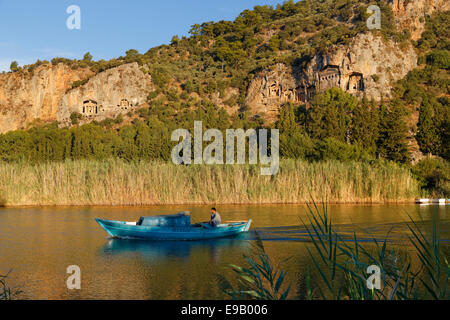 Rock Tombs de Kaunos, tôt le matin sur la rivière Dalyan, Dalyan, Muğla Province, Riviera turque ou Côte Turquoise, mer Egéé Banque D'Images