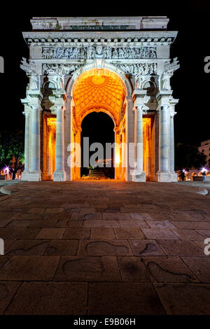 Scène de nuit, Arco della Vittoria de triomphe de la Piazza della Vittoria, Gênes, ligurie, italie