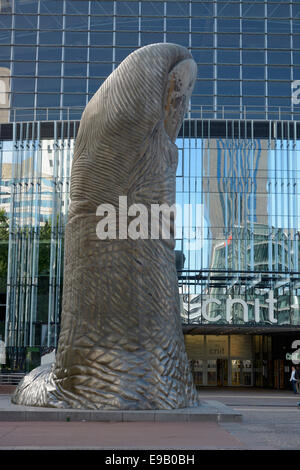 Doigt géant-sculpture à l'extérieur du centre commercial de la Défense, la Région Île-de-France, France Banque D'Images