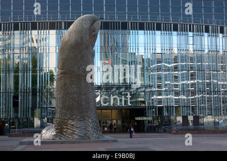 Doigt géant-sculpture à l'extérieur du centre commercial de la Défense, la Région Île-de-France, France Banque D'Images