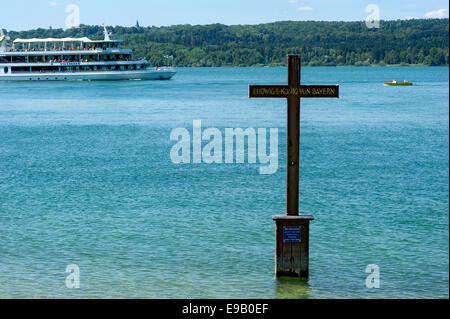 Bateau d'Excursion derrière Croix du souvenir pour le roi Louis II de Bavière, Berg am Starnberger See, Upper Bavaria, Bavaria, Germany Banque D'Images