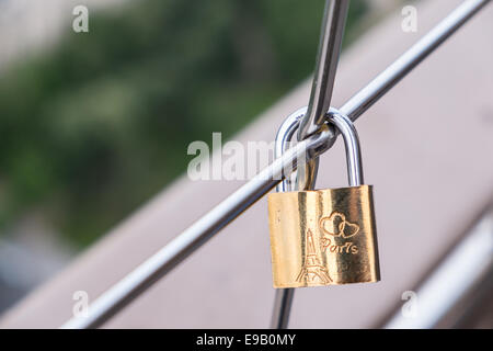 Seul l'amour,cadenas serrure, joint à la Tour Eiffel, Paris, France Banque D'Images