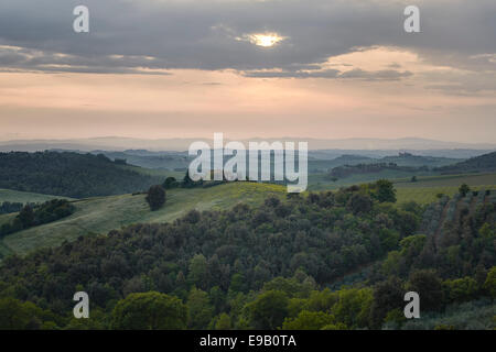 Paysage vallonné de la Crete Senesi, Arezzo, Toscane, Italie Banque D'Images