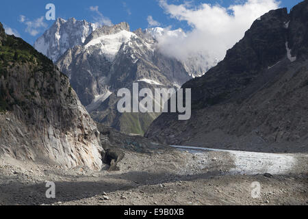 Glacier Mer de Glace et Grandes Jorasses dans le massif du Mont Blanc, France. Banque D'Images