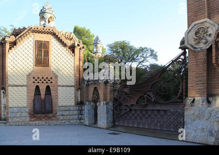 Moderniste. L'Espagne. La Catalogne. Barcelone. Les pavillons Güell.1884-1887. Construit par Antonio Gaudi (1852-1926). Banque D'Images