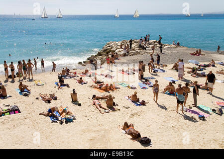 Les touristes sur la plage sur la Promenade des Anglais, Nice, Provence-Alpes-Côte d'Azur, France Banque D'Images