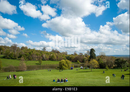 Les touristes et familles pique-nique au lac lors de l'Easter bank holiday weekend à Chartwell, ancienne demeure de sir Winston Churchill et sa femme Clémentine. Comprend : voir, l'atmosphère où : Chartwell, Royaume-Uni Quand : 19 Avr 2014 Banque D'Images