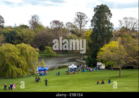 Les touristes et familles pique-nique au lac lors de l'Easter bank holiday weekend à Chartwell, ancienne demeure de sir Winston Churchill et sa femme Clémentine. Comprend : voir, l'atmosphère où : Chartwell, Royaume-Uni Quand : 19 Avr 2014 Banque D'Images