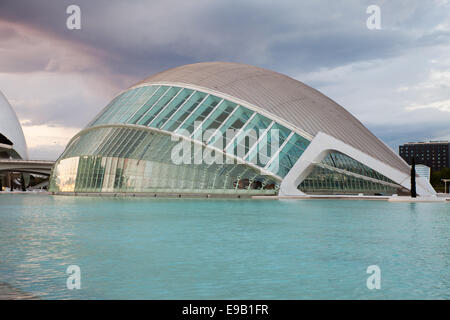 Valencia, Espagne - 30 Avril 2013 : l'un des bâtiments (L'Hemisfèric, Imax, le planétarium, Laser) de Cité des Arts et des Sciences Banque D'Images