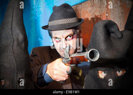 Blackburn, Royaume-Uni. 22 octobre, 2014. Et l'Halloween horreur masqués personnages costumés en masque latex préparer pour terrifier les visiteurs d'effrayer Royaume Scream Park attraction de l'événement nocturne Halloween Horror Nights 2014. Costume et maquillage- Unsettlingly aperçu effrayant dans leur propre droit, jusqu'à 50 acteurs en costumes et maquillage du visage complet offrent une pleine nuit de frissons, de sensations fortes, de terreur et de divertissement dans les locaux près de Preston dans le Lancashire, Royaume-Uni. Credit : Cernan Elias/Alamy Live News Banque D'Images