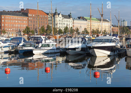 Motor yachts et bateaux amarrés dans le centre de Marina d'Helsinki, Finlande Banque D'Images