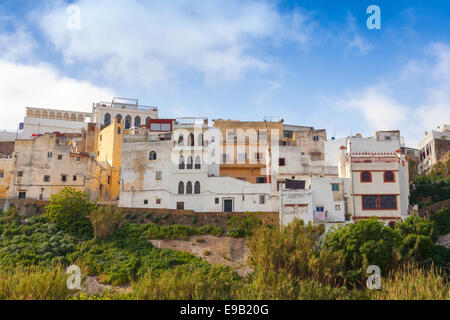 Medina de Tanger, Maroc. Vieux maisons colorés vivant dans une zone pauvre de la ville Banque D'Images