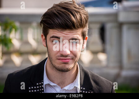 Portrait d'un séduisant jeune homme à la confus Banque D'Images