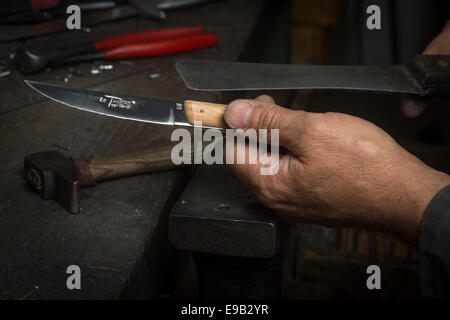 Les décisions dudit 'couteau le Thiers', dans la coutellerie Néron. Artisan, Handworker, Craft, artisan, Artisan Banque D'Images