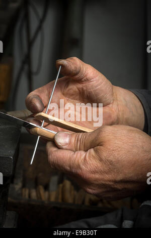 Les décisions dudit 'couteau le Thiers', dans la coutellerie Néron. Artisan, Handworker, Craft, artisan, Artisan Banque D'Images