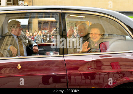 Bristol, Royaume-Uni. 23 Oct, 2014. Le président de la République de Singapour et Tony Tan Keng Yam Mme Tony Tan, visite la ville de Bristol au Royaume-Uni. Vu dans la voiture présidentielle laissant les volontés Memorial Building sur Queens Road. ROBERT TIMONEY/AlamyLiveNews. Banque D'Images