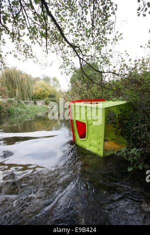 Un enfant de la Croix-Rousse maison qui a été jeté dans une rivière dans la campagne du Wiltshire UK. Banque D'Images