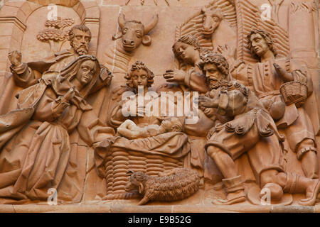 La sculpture décorative à l'ouest de la porte de la nouvelle cathédrale, de Salamanque. Castilla y León, Espagne. Banque D'Images