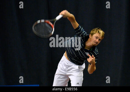 Centre de tennis Manchester Manchester, UK 23 octobre 2014 Joshua Milton (Grande-Bretagne) en action au cours de son quart de finale défaite par nombre de semences 3 Jules Marie (France), qui se réunira la Tom Farquharson demain en demi-finale. Beat Farqharson Robin Lang (Allemagne) 6-4, 6-0. Pro-Tennis Aegon GB Manchester, UK Crédit : John Fryer/Alamy Live News Banque D'Images