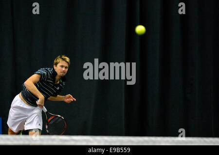 Centre de tennis Manchester Manchester, UK 23 octobre 2014 Joshua Milton (Grande-Bretagne) en action au cours de son quart de finale défaite par nombre de semences 3 Jules Marie (France), qui se réunira la Tom Farquharson demain en demi-finale. Beat Farqharson Robin Lang (Allemagne) 6-4, 6-0. Pro-Tennis Aegon GB Manchester, UK Crédit : John Fryer/Alamy Live News Banque D'Images