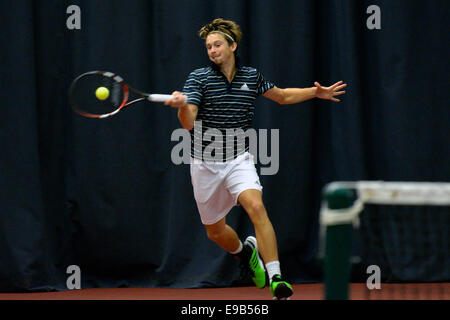 Centre de tennis Manchester Manchester, UK 23 octobre 2014 Joshua Milton (Grande-Bretagne) en action au cours de son quart de finale défaite par nombre de semences 3 Jules Marie (France), qui se réunira la Tom Farquharson demain en demi-finale. Beat Farqharson Robin Lang (Allemagne) 6-4, 6-0. Pro-Tennis Aegon GB Manchester, UK Crédit : John Fryer/Alamy Live News Banque D'Images